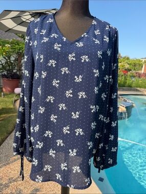 41 Hawthorn Navy and White Floral Blouse